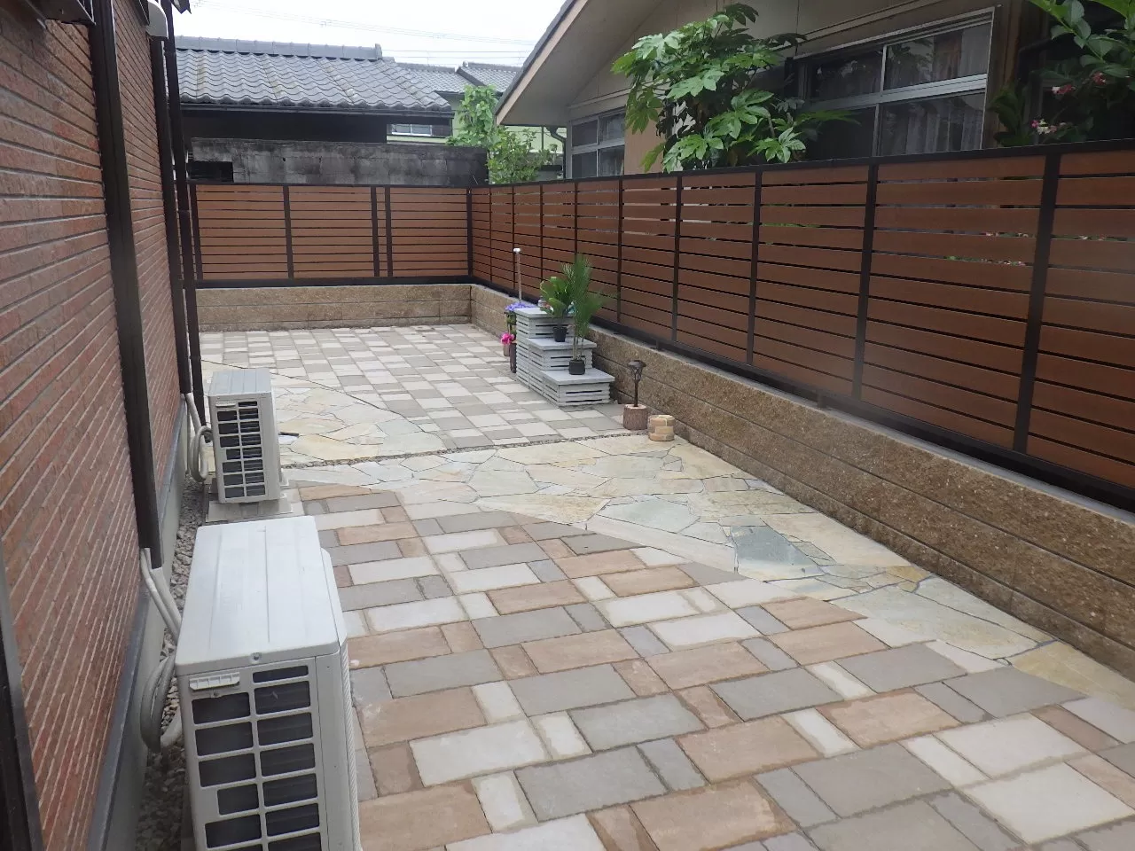 木目調を活かしたフェンス
